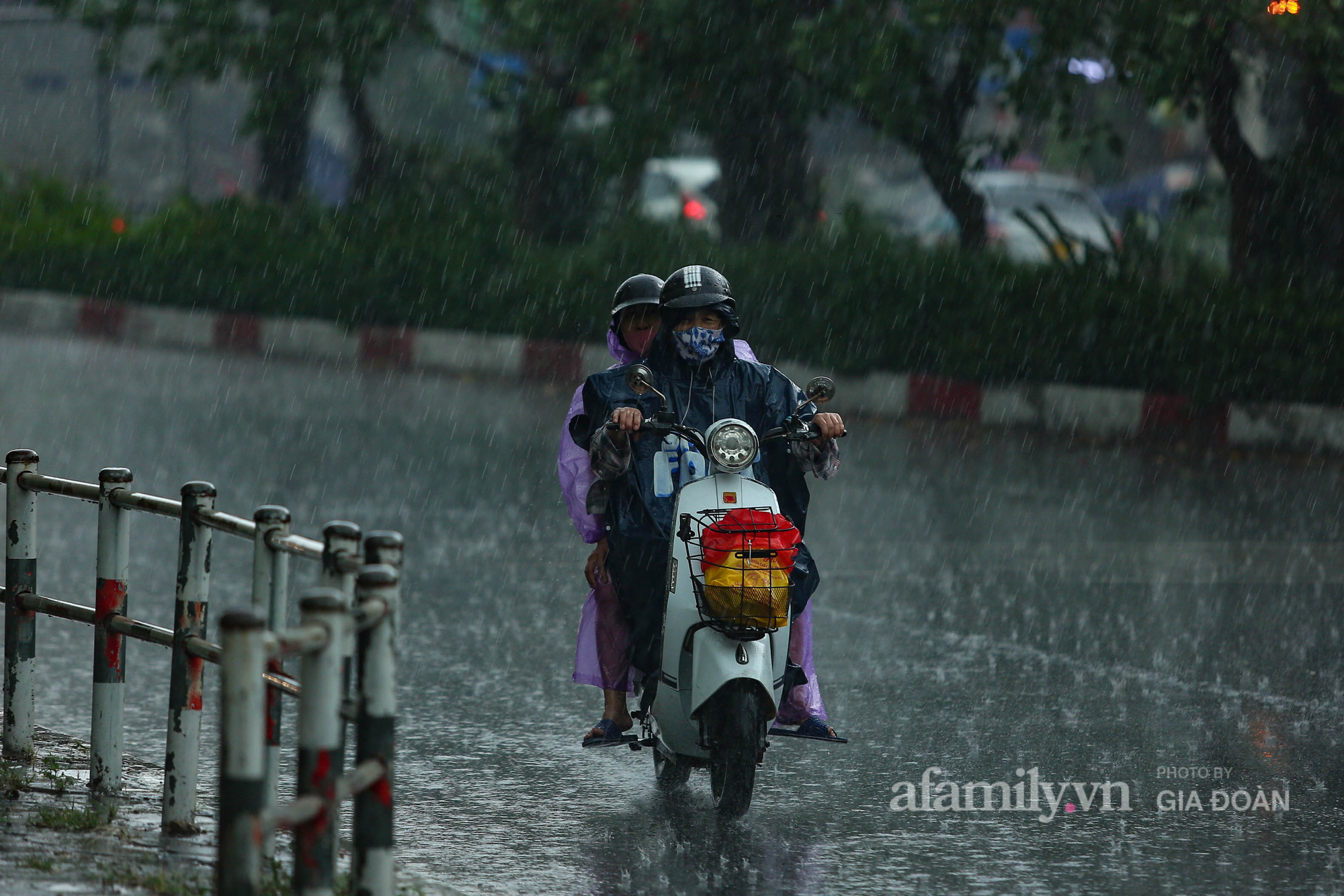 Người Hà Nội chật vật trong cơn mưa tầm tã ngày đầu tuần - Ảnh 4.