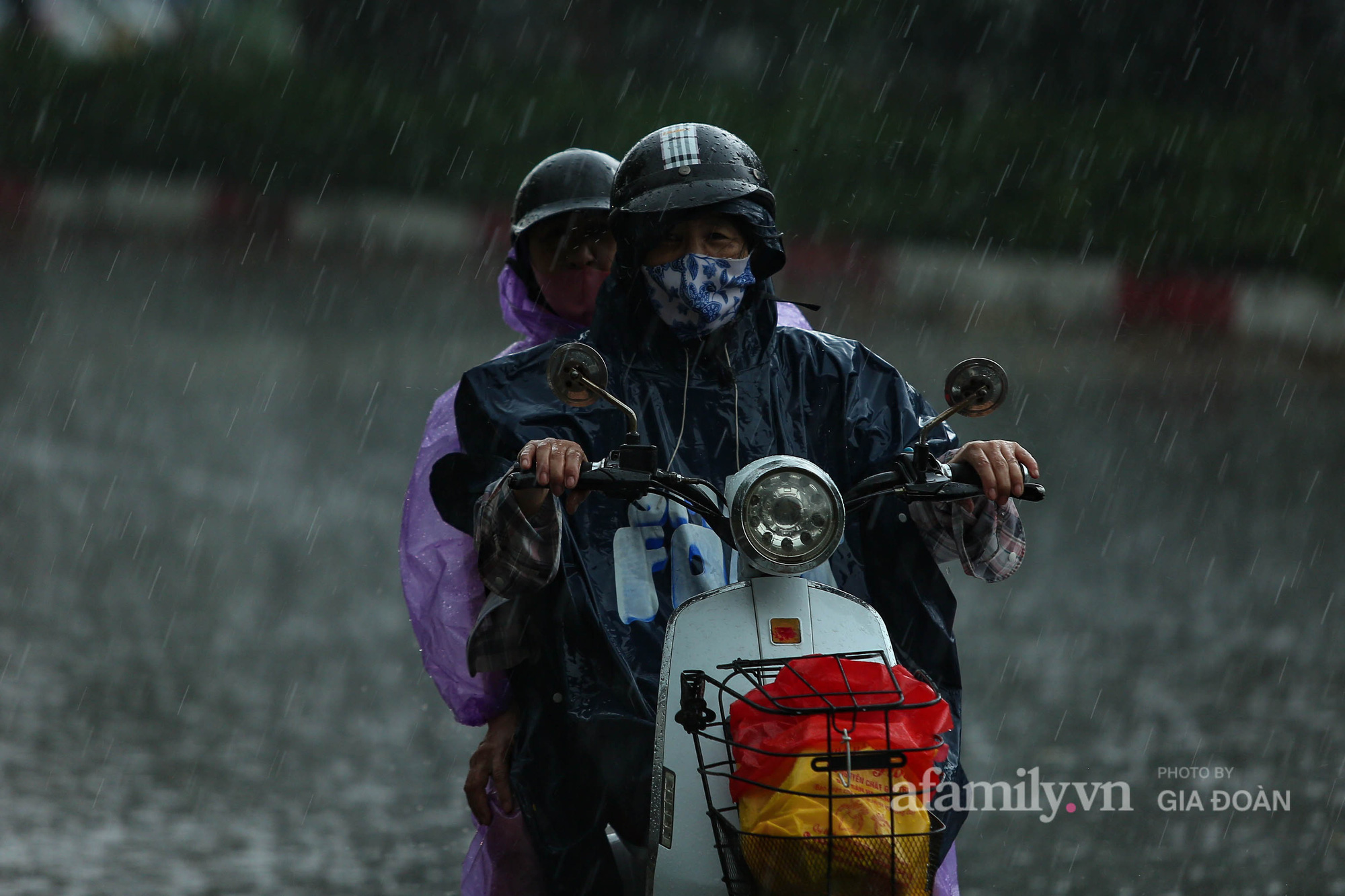 Người Hà Nội chật vật trong cơn mưa tầm tã ngày đầu tuần - Ảnh 9.