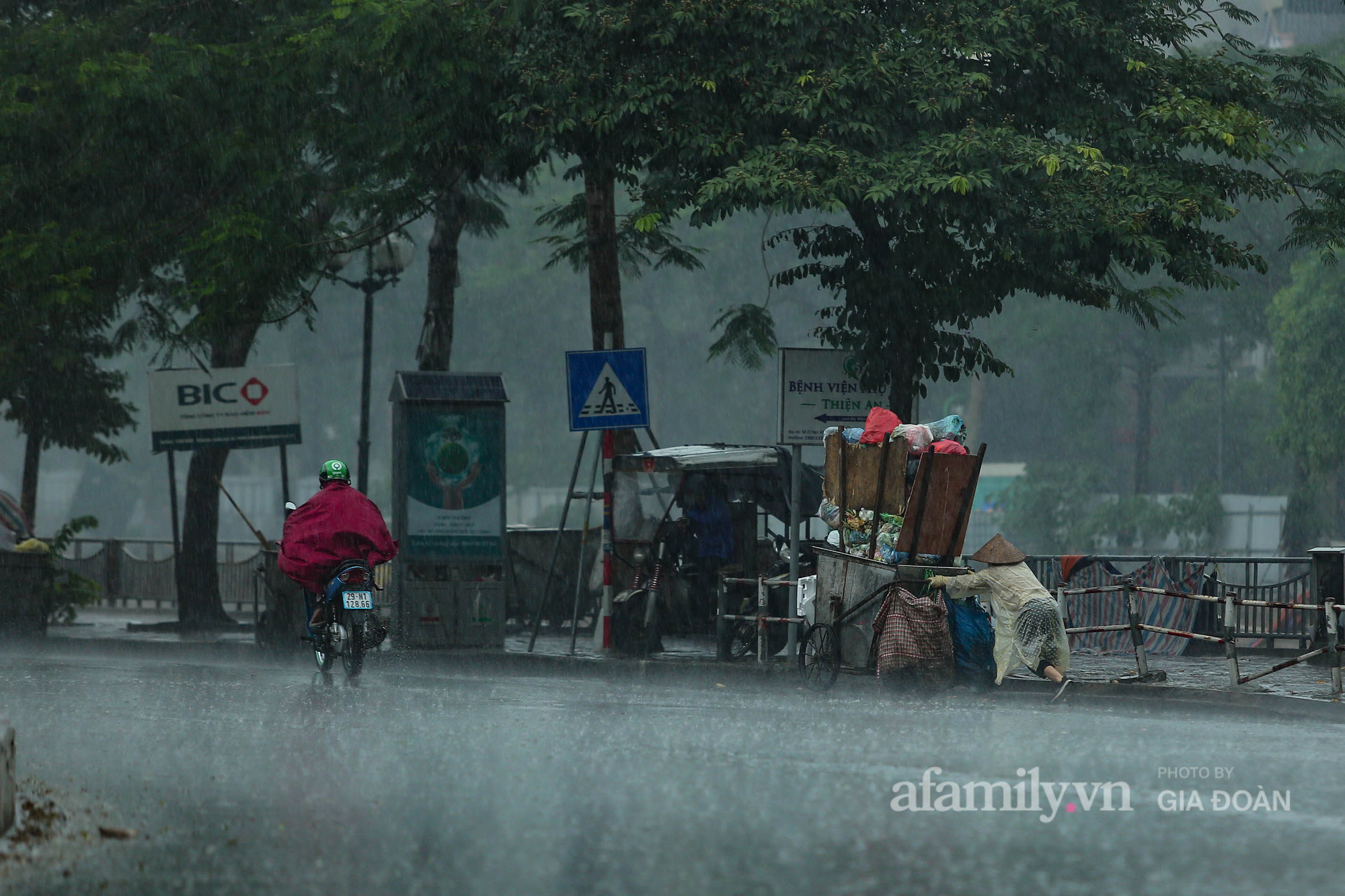 Người Hà Nội chật vật trong cơn mưa tầm tã ngày đầu tuần - Ảnh 5.