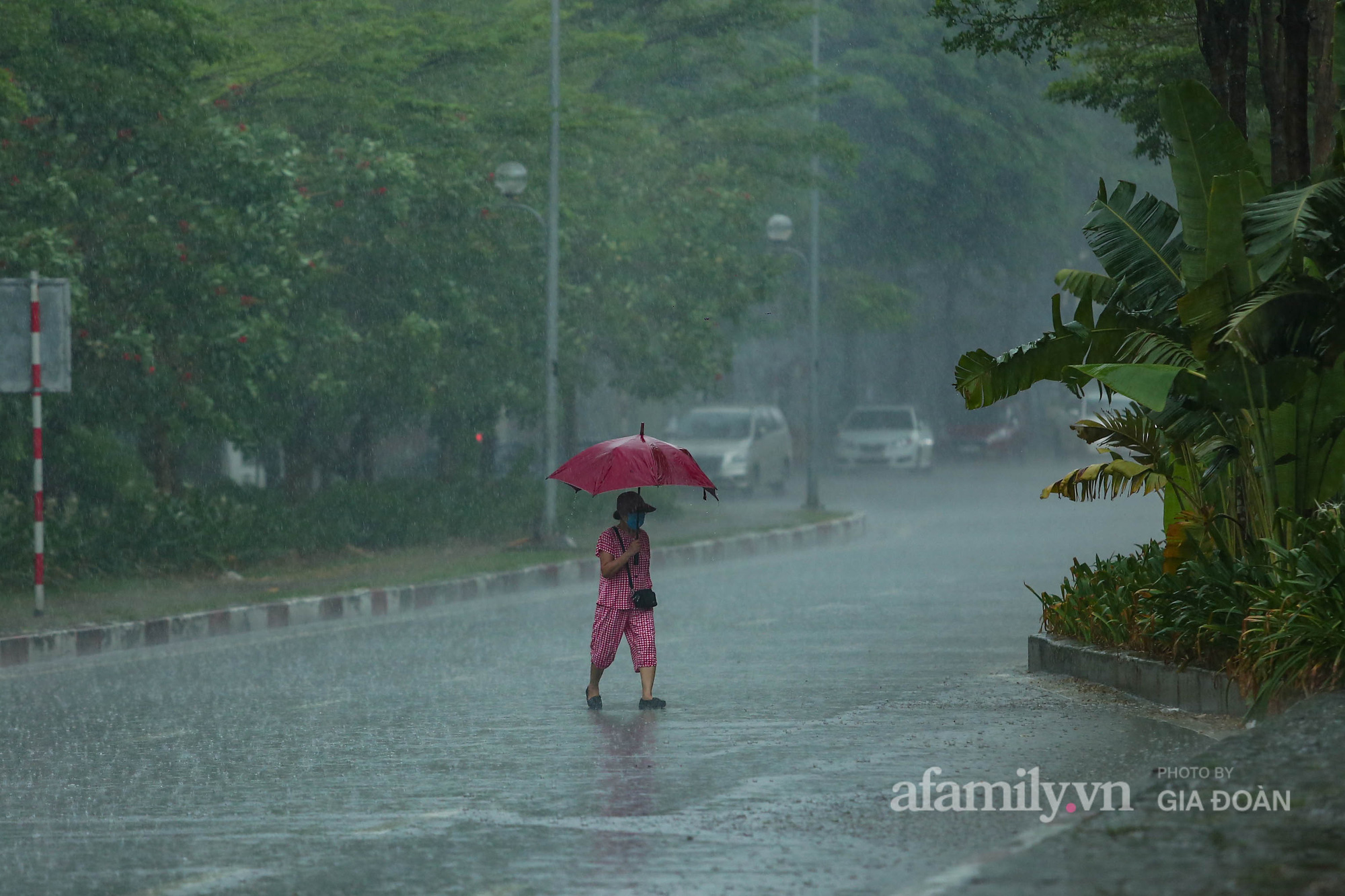 Người Hà Nội chật vật trong cơn mưa tầm tã ngày đầu tuần - Ảnh 7.
