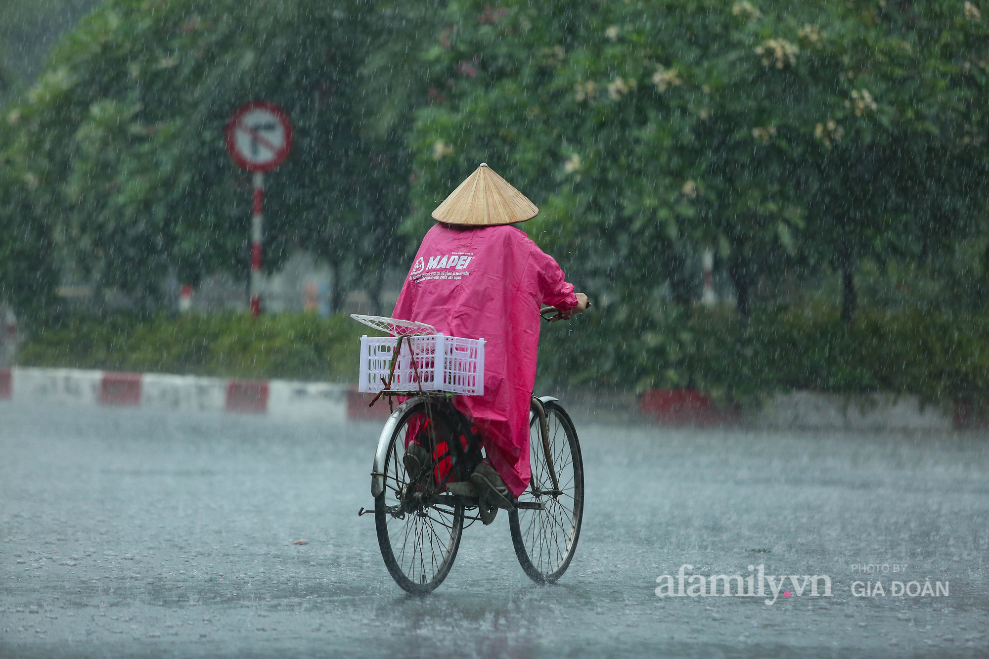 Người Hà Nội chật vật trong cơn mưa tầm tã ngày đầu tuần - Ảnh 8.