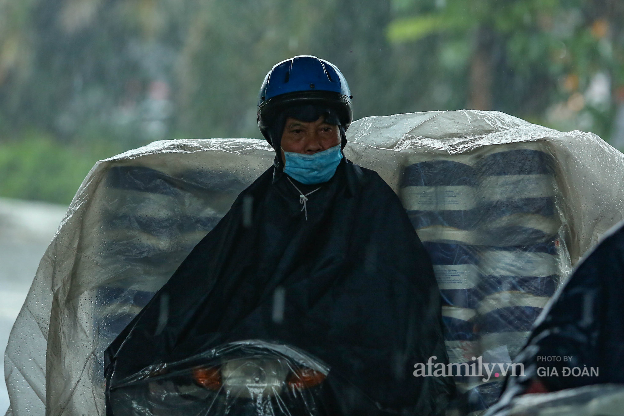 Người Hà Nội chật vật trong cơn mưa tầm tã ngày đầu tuần - Ảnh 10.