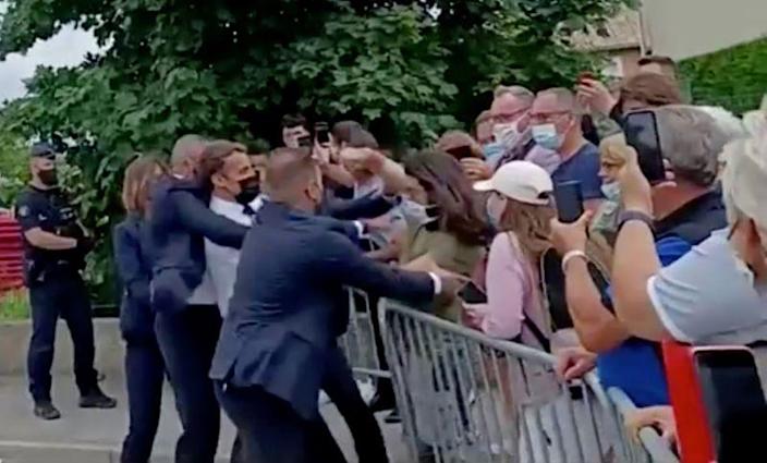 Tổng thống Macron bị người dân tát vào mặt - Ảnh 1.