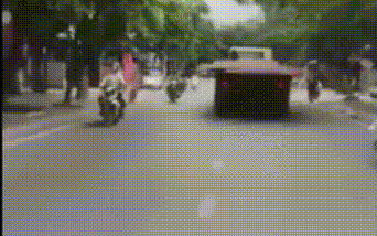 Xe tải "lê máy chém" trên đường phố khiến các phương tiện phía sau run rẩy sợ hãi