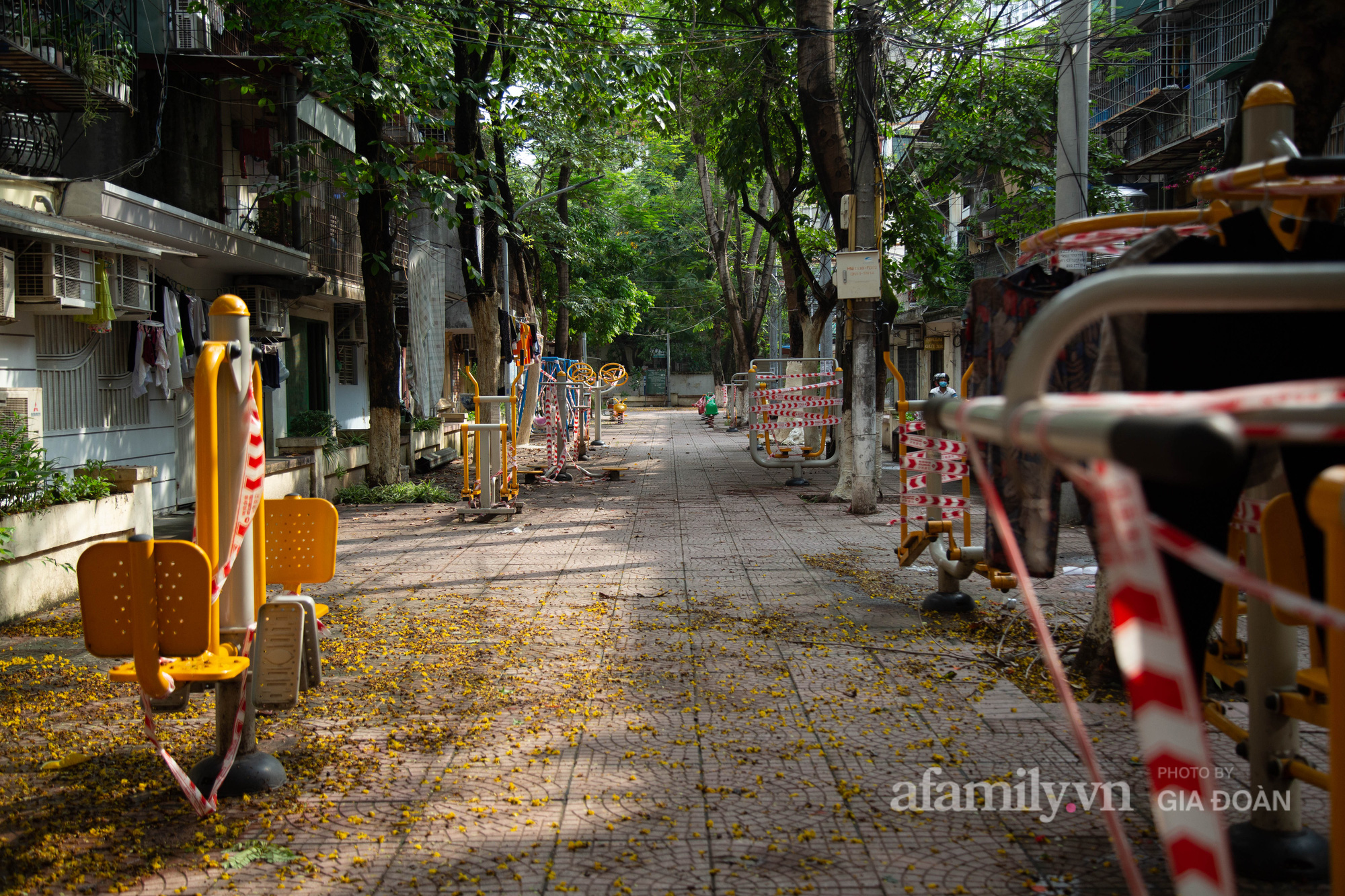 Hà Nội hàng loạt thiết bị tập thể dục ngoài trời bị &quot;phong toả&quot; để phòng dịch COVID-19 - Ảnh 1.