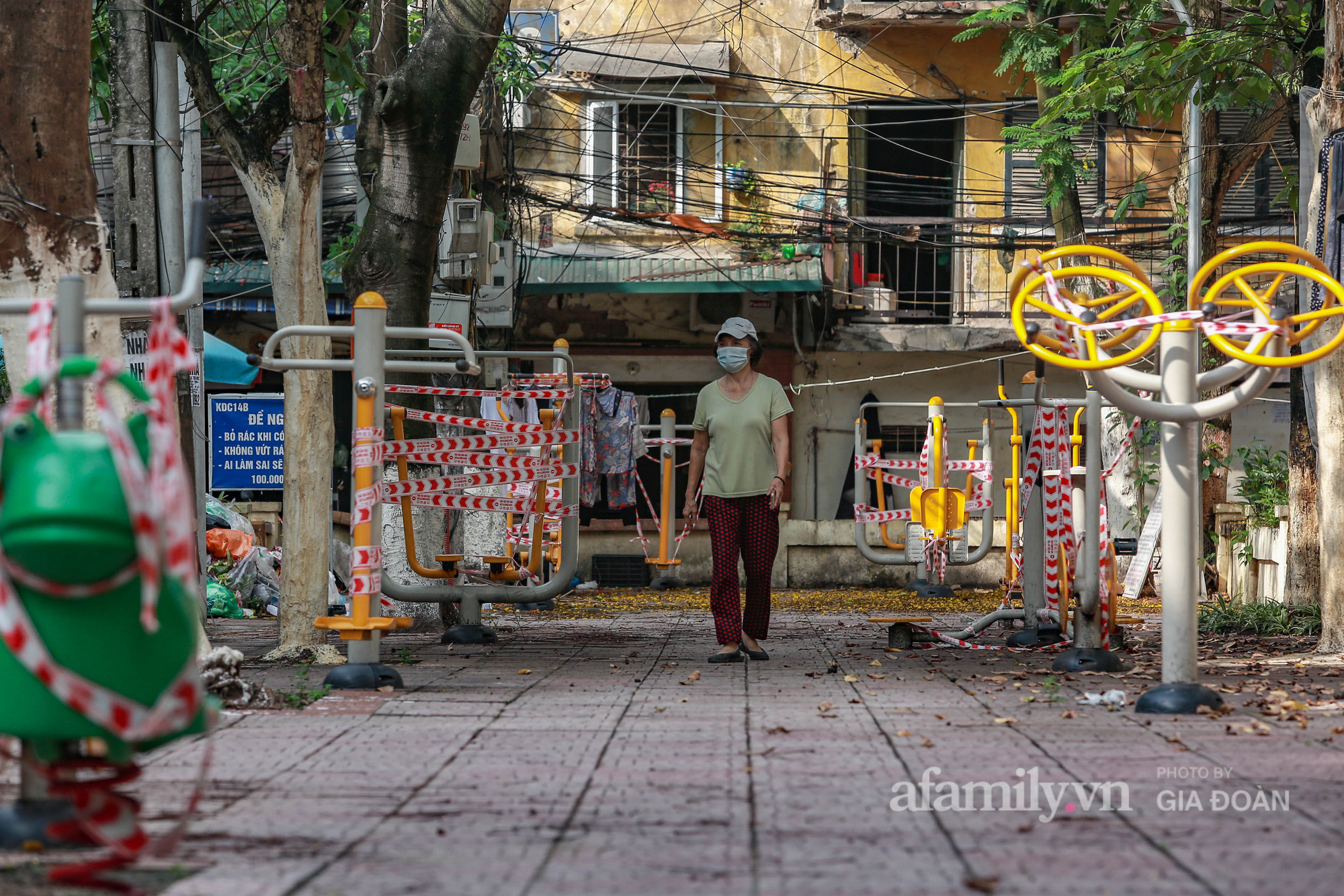 Hà Nội hàng loạt thiết bị tập thể dục ngoài trời bị &quot;phong toả&quot; để phòng dịch COVID-19 - Ảnh 9.