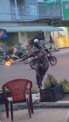 Đang bán trái cây, người phụ nữ bỗng cầm tờ giấy đang cháy hừng hực múa may quay cuồng khiến ai cũng bật cười khi nhìn thấy - Ảnh 2. Đang bán trái cây, người phụ nữ bỗng cầm tờ giấy đang cháy hừng hực múa may quay cuồng khiến ai cũng bật cười khi nhìn thấy - Ảnh 2.