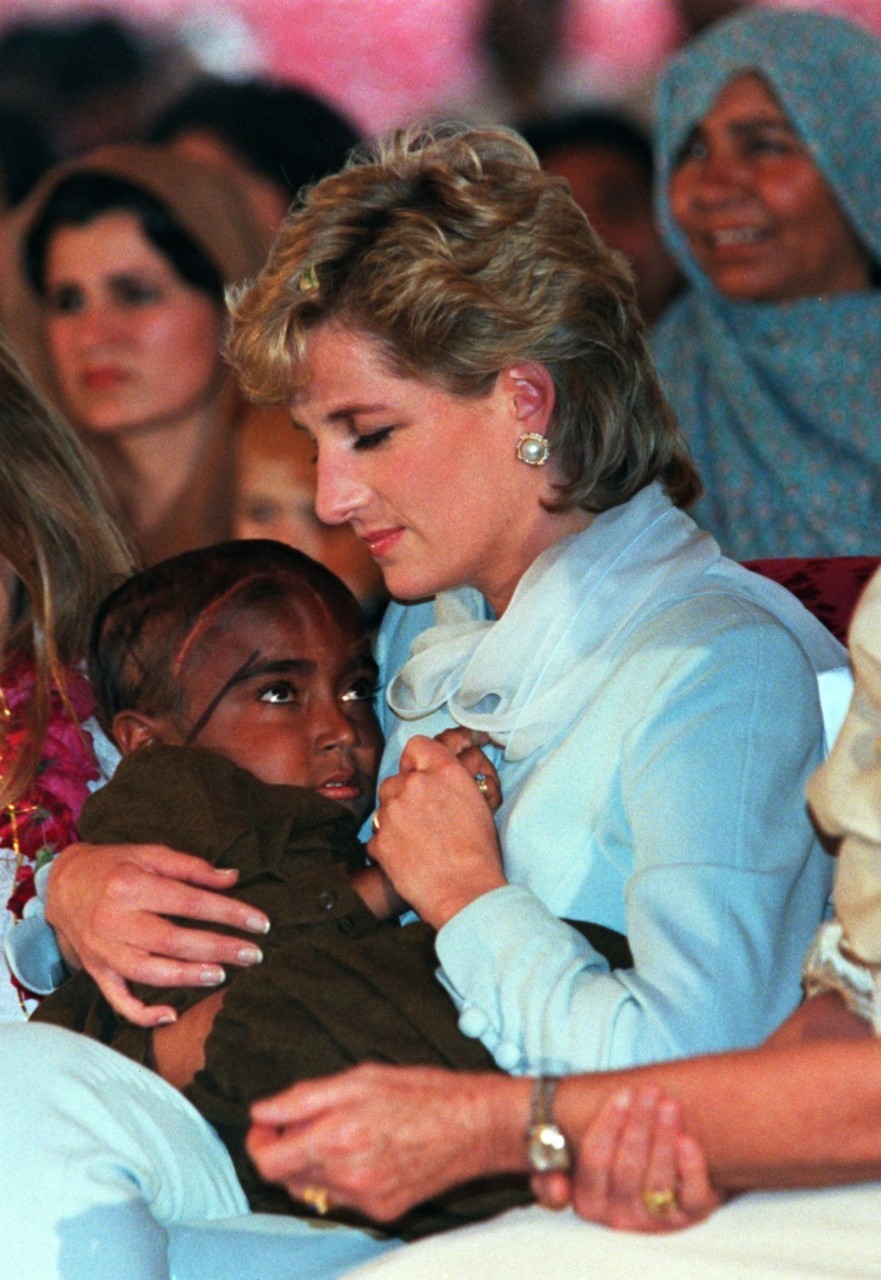 Kỷ niệm 25 năm ngày mất Công nương Diana: Loạt khoảnh khắc đặc biệt chưa từng thấy trong cuộc đời của huyền thoại bất tử - Ảnh 17.
