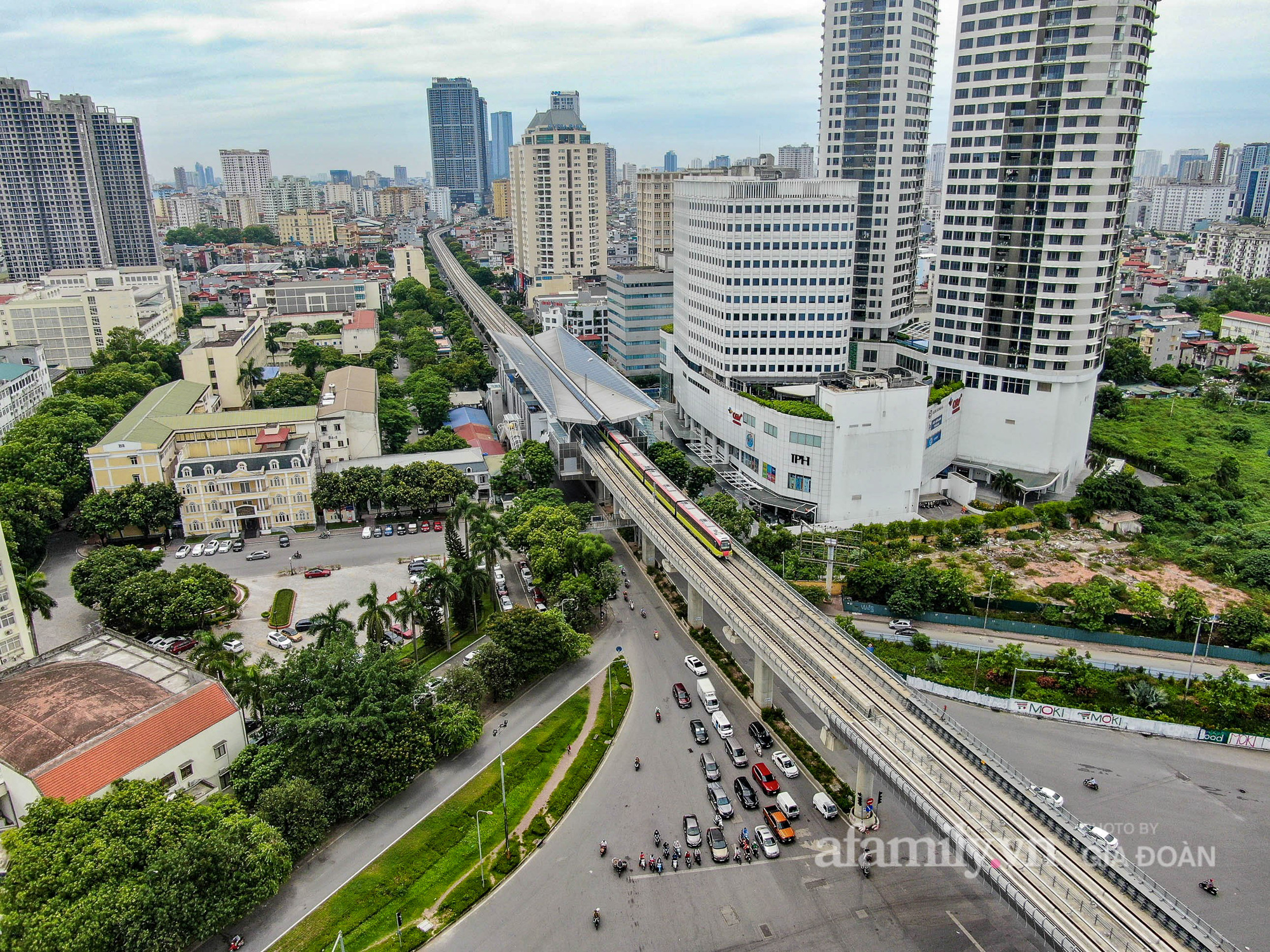 Flycam: Toàn cảnh tàu Nhổn - ga Hà Nội chạy thử toàn tuyến trên cao đoạn Nhổn – Cầu Giấy - Ảnh 1.