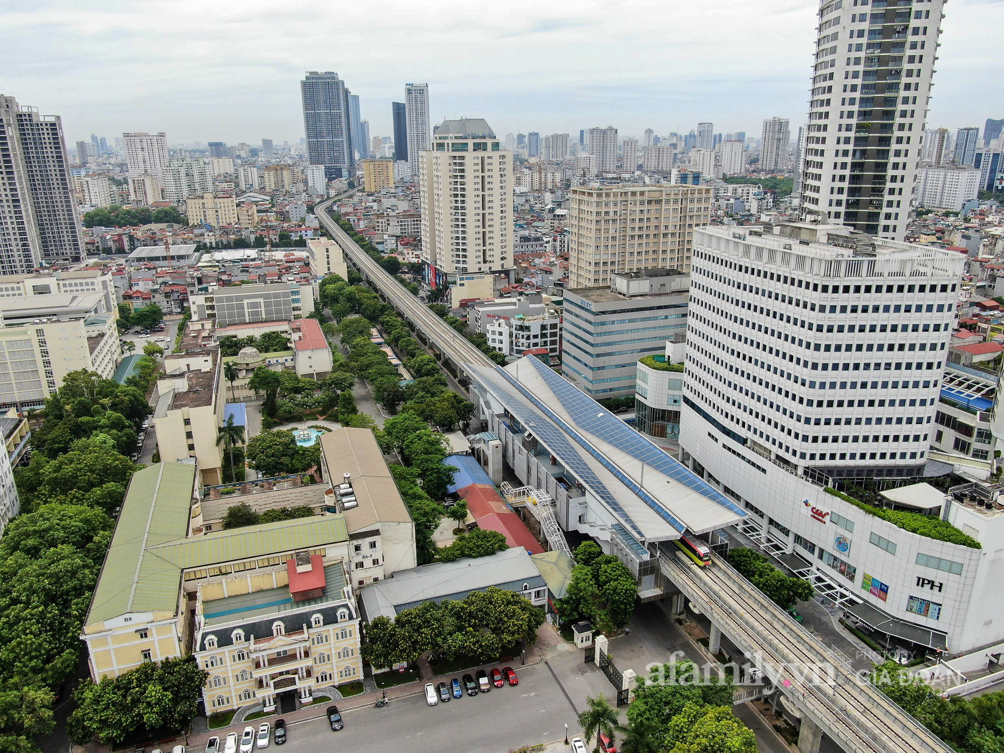 Flycam: Toàn cảnh tàu Nhổn - ga Hà Nội chạy thử toàn tuyến trên cao đoạn Nhổn – Cầu Giấy - Ảnh 2.