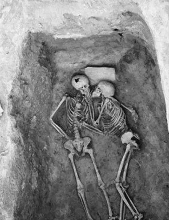 Chuyện lạ có thật: Nụ hôn kéo dài 2800 năm trong một bối cảnh khiến người nhìn &quot;mắt tròn mắt dẹt&quot; - Ảnh 1.