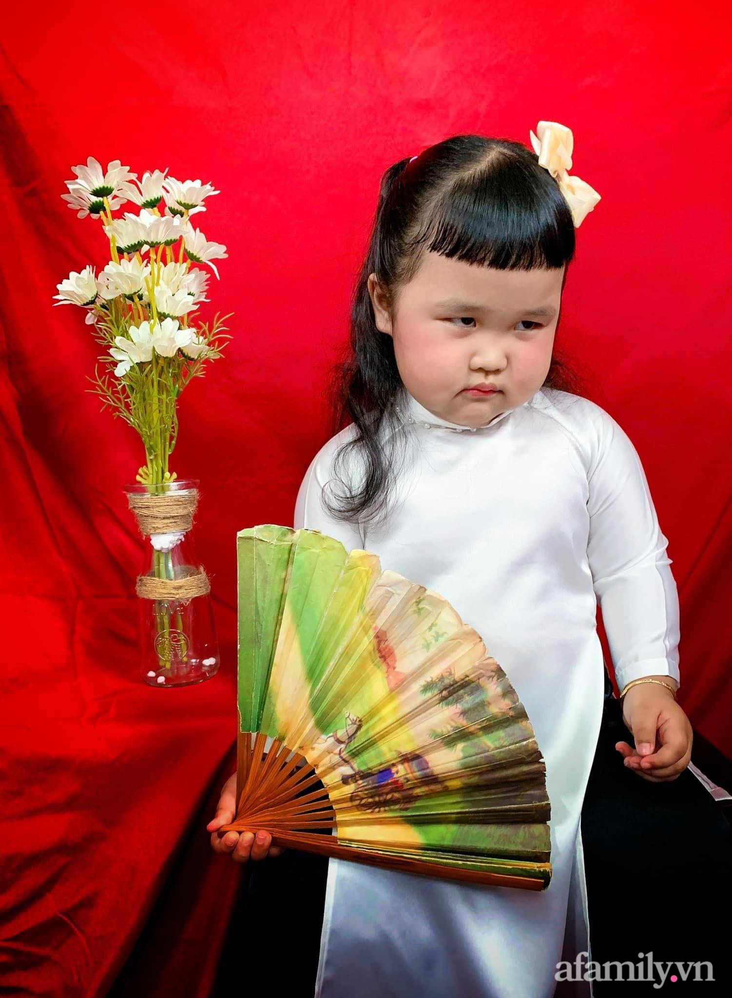 Áo dài là trang phục truyền thống của người Việt Nam, mang đến vẻ đẹp kiêu sa và trang nhã. Hãy chiêm ngưỡng những bức ảnh tuyệt đẹp về áo dài trên mạng xã hội để thấy rõ sự tinh tế và uyển chuyển của trang phục này.