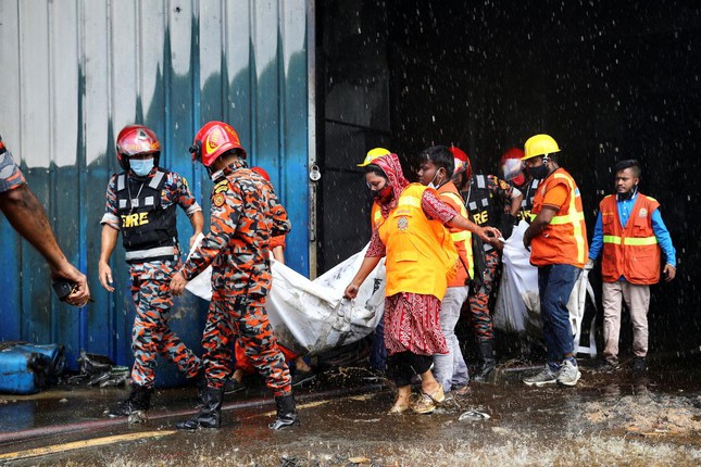 Cháy nhà máy thực phẩm Bangladesh, ít nhất 52 người chết tại chỗ - Ảnh 1.