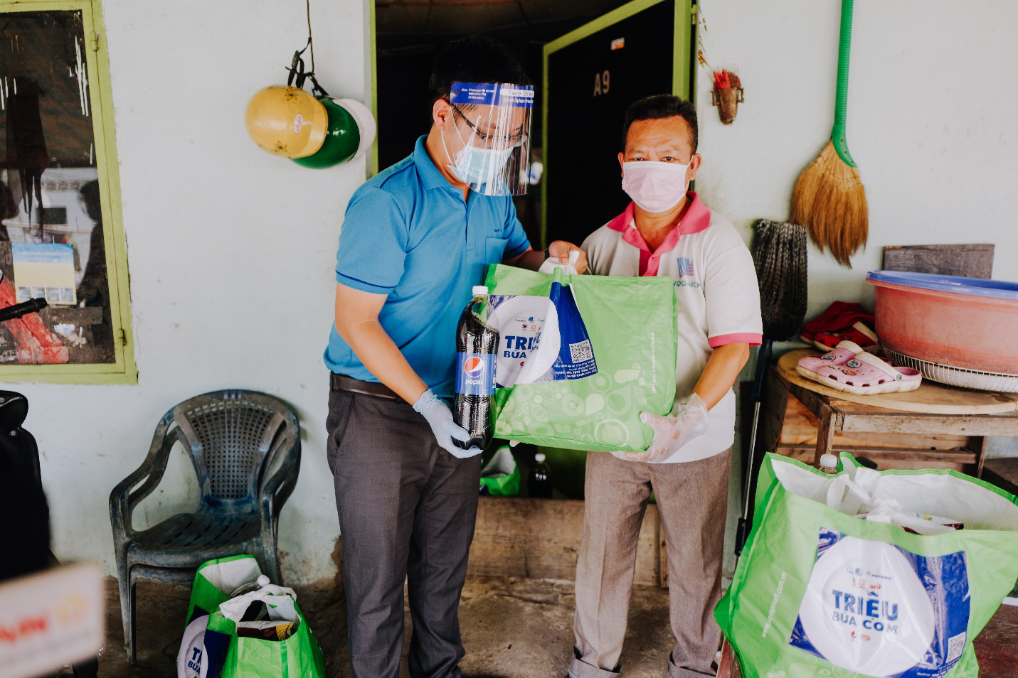 Các nghệ sĩ chụp hình với đĩa trắng mang thông điệp ‘’ Triệu bữa cơm mang theo triệu tình yêu thương’’ - Ảnh 1.