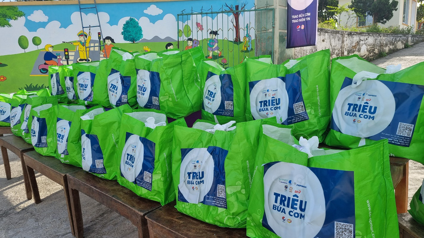 Các nghệ sĩ chụp hình với đĩa trắng mang thông điệp ‘’ Triệu bữa cơm mang theo triệu tình yêu thương’’ - Ảnh 4.