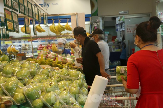 Người dân TPHCM chia nhau đi siêu thị ngày chẵn, ngày lẻ - Ảnh 7.