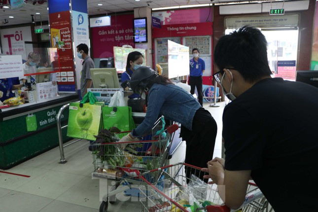 Người dân TPHCM chia nhau đi siêu thị ngày chẵn, ngày lẻ - Ảnh 10.