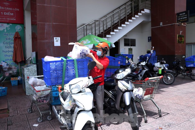 Người dân TPHCM chia nhau đi siêu thị ngày chẵn, ngày lẻ - Ảnh 13.