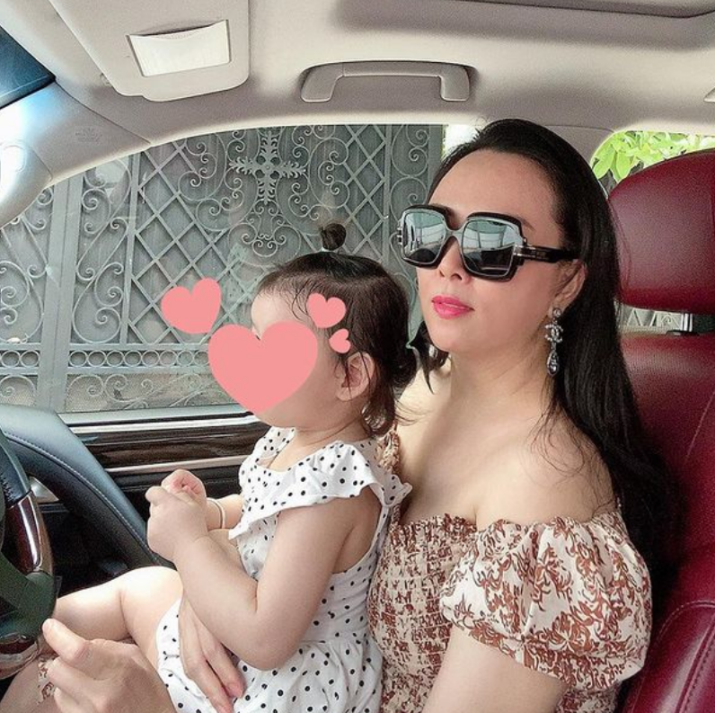 Cuối tuần của hội hot mom: Vợ cũ Việt Anh tái xuất với diện mạo khác lạ, Phượng Chanel trẻ trung bế con gái út ngồi Lexus bạc tỷ - Ảnh 1.