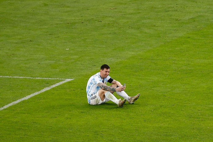 Khoảnh khắc gia đình là số 1 gây sốt MXH thế giới: Messi ngồi bệt giữa sân video call khoe vợ huy chương vô địch Copa America - Ảnh 2.
