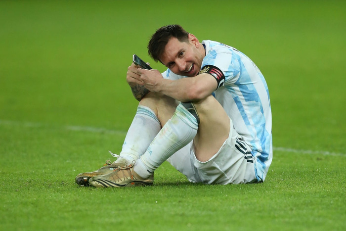 Khoảnh khắc gia đình là số 1 gây sốt MXH thế giới: Messi ngồi bệt giữa sân video call khoe vợ huy chương vô địch Copa America - Ảnh 3.