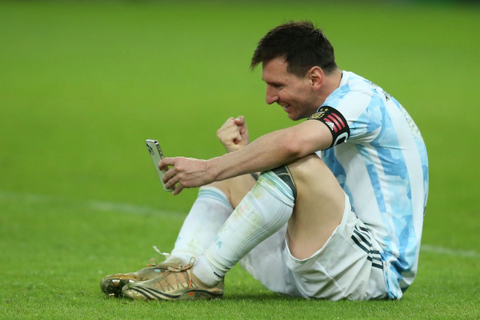 Khoảnh khắc gia đình là số 1 gây sốt MXH thế giới: Messi ngồi bệt giữa sân video call khoe vợ huy chương vô địch Copa America - Ảnh 4.