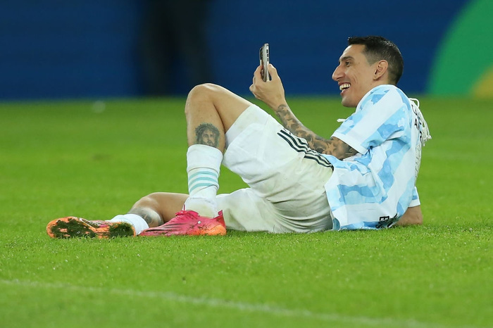 Khoảnh khắc gia đình là số 1 gây sốt MXH thế giới: Messi ngồi bệt giữa sân video call khoe vợ huy chương vô địch Copa America - Ảnh 6.