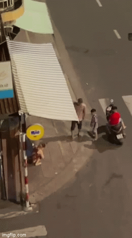 Đang đi đường, người vợ lao xuống khóc lóc điên cuồng trên vỉa hè và hành động trong “cơn điên” của ông chồng ngay sau đó! - Ảnh 2.