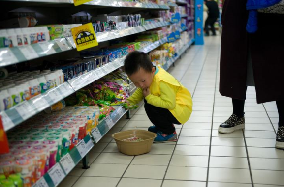 Đứa trẻ 6 tuổi nghiền nát gói mì trong siêu thị, người mẹ xử lý ra sao mà khách hàng xung quanh đều tấm tắc khen: Đáng học hỏi? - Ảnh 1.