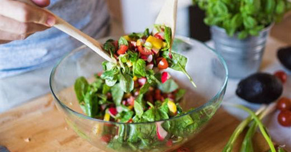 Đừng ăn cơm tối nữa, đây là cách làm salad giảm cân đẹp da ăn tối