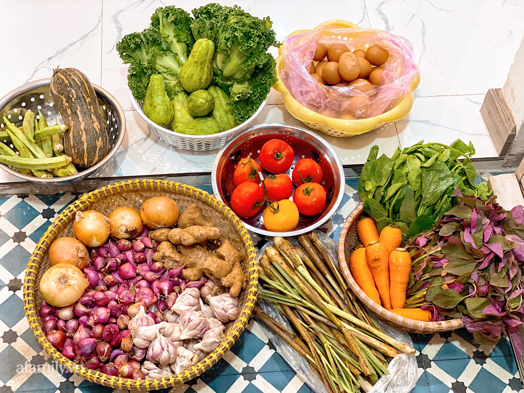 Cọng hành, bó cải bỗng thành &quot;của&quot; quý của nhiều gia đình tại Sài Gòn, thay đổi luôn cách dùng rau thịt trong mỗi bữa ăn! - Ảnh 1.