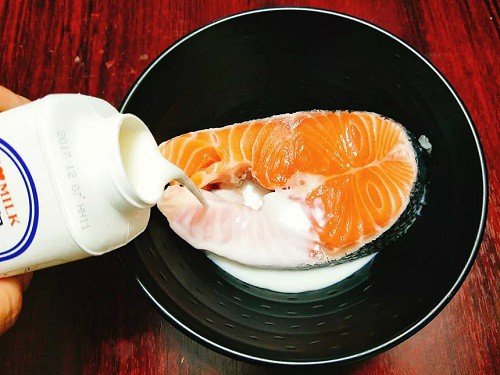 Fresh milk works great for eliminating the fishy odor of salmon