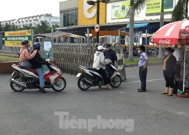 Siêu thị Emart bất ngờ đóng cửa, người dân TPHCM bối rối tìm chỗ mua thực phẩm - Ảnh 2.