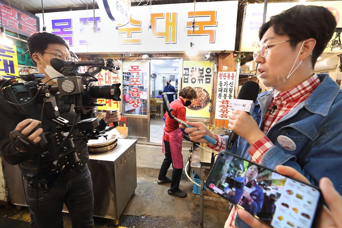 Chợ truyền thống giảm thu nhập vì dịch bệnh, Hàn Quốc tổ chức chương trình mua sắm livestream tận nơi bán hàng cho tiểu thương - Ảnh 3.