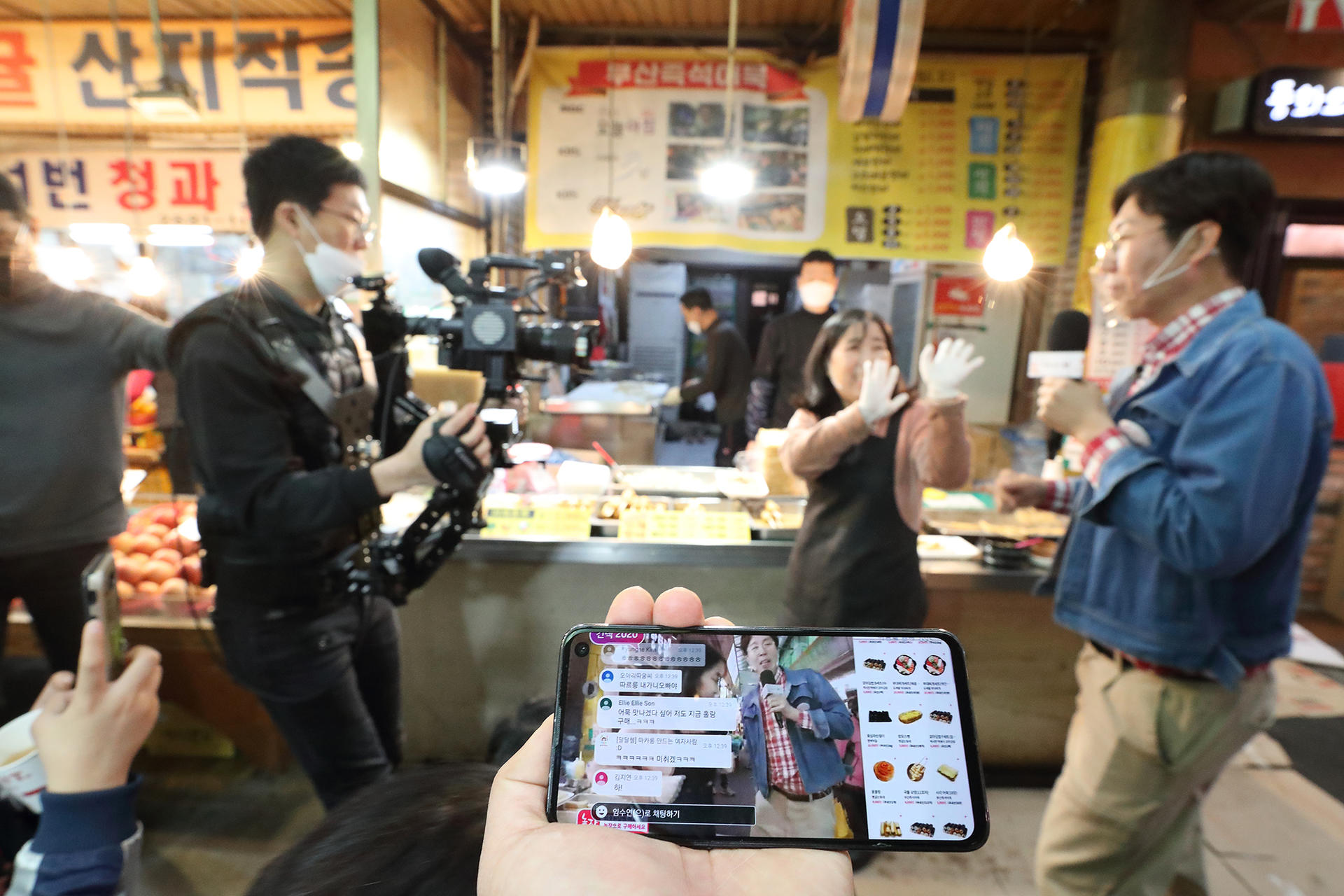 Chợ truyền thống giảm thu nhập vì dịch bệnh, Hàn Quốc tổ chức chương trình mua sắm livestream tận nơi bán hàng cho tiểu thương - Ảnh 2.