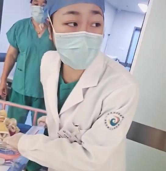 Đứa trẻ mới sinh được đẩy ra khỏi phòng nhưng không tìm thấy người nhàn, lí do đau lòng khiến ai cũng phẫn nộ - Ảnh 2. Đứa trẻ mới sinh được đẩy ra khỏi phòng nhưng không tìm thấy người nhàn, lí do đau lòng khiến ai cũng phẫn nộ - Ảnh 2.