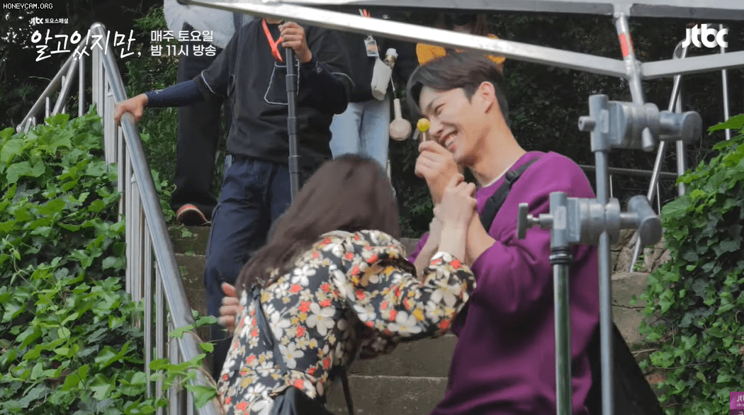 Phim 19+ Nevertheless: Han So Hee và Song Kang lại ôm ấp nhau công khai giữa chốn đông người, còn quan tâm nhau hết nấc - Ảnh 3.