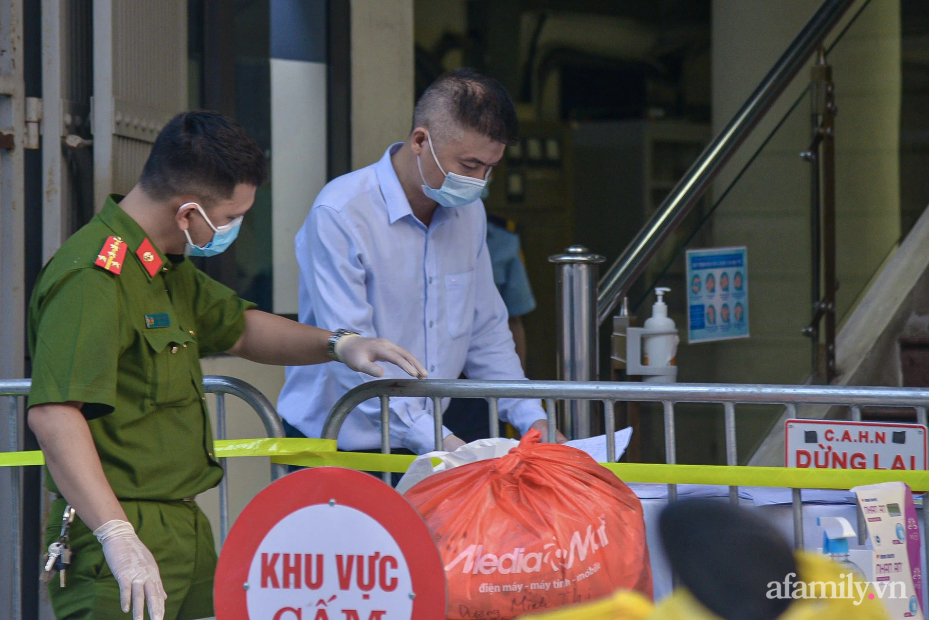 Hà Nội: Phong tỏa tạm thời tại tòa chung cư Sunshine Palace gần 1000 dân và tòa nhà Vietinbank ở 25 Lý Thường Kiệt liên quan đến ca dương tính SARS-CoV-2 - Ảnh 7.