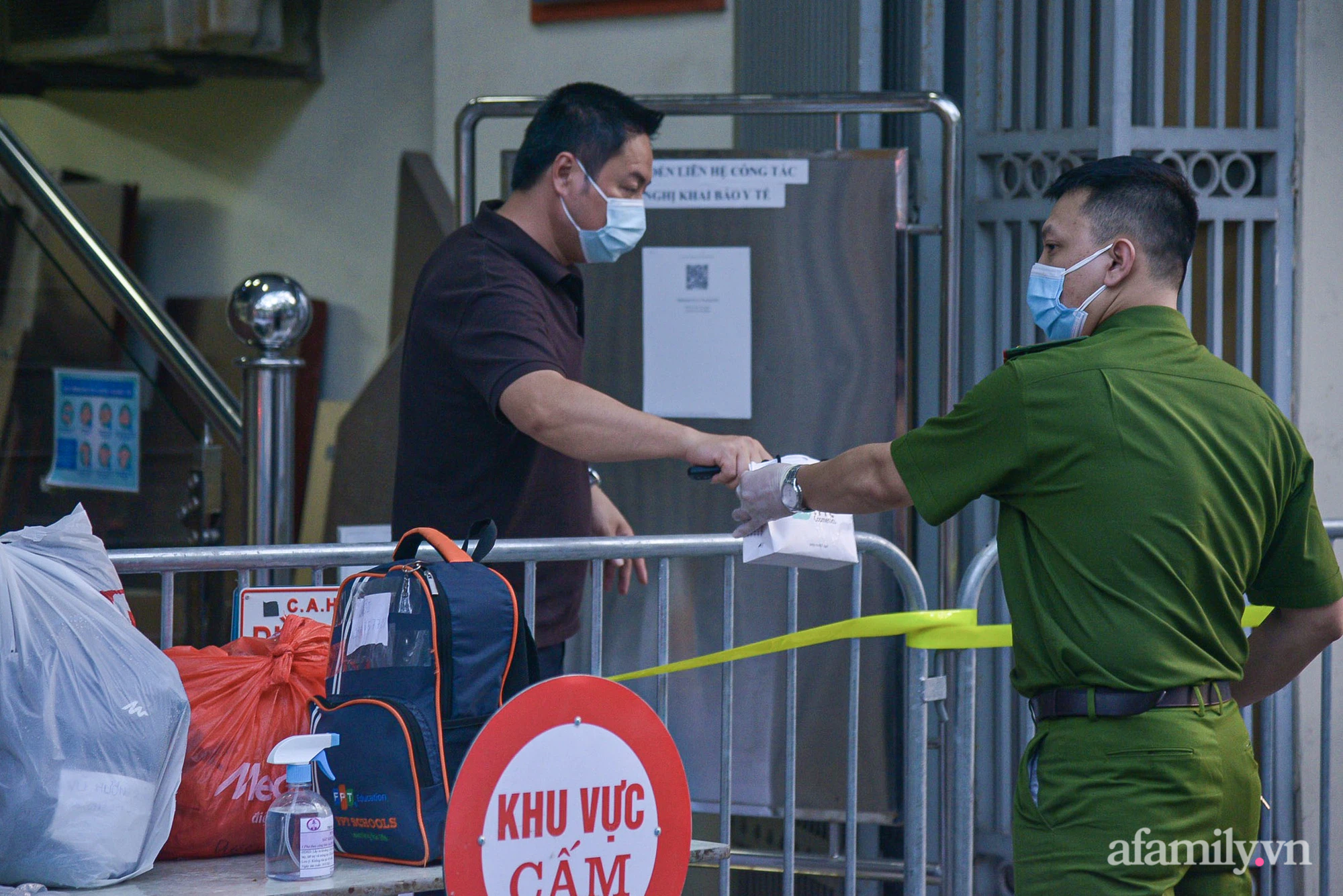 Hà Nội: Phong tỏa tạm thời tại tòa chung cư Sunshine Palace gần 1000 dân và tòa nhà Vietinbank ở 25 Lý Thường Kiệt liên quan đến ca dương tính SARS-CoV-2 - Ảnh 11.
