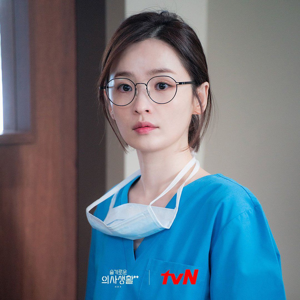 giáo sư Song Hwa (Hospital Playlist 2) đã chi hẳn 80 triệu để mua 5