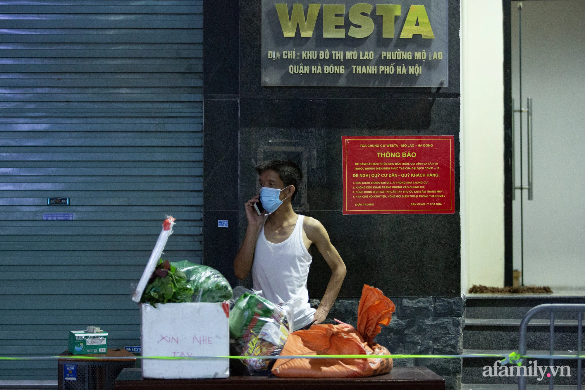Hà Nội phong tỏa chung cư Westa với 1.200 dân, người thân liên tục tiếp tế nhu yếu phẩm trong đêm - Ảnh 11.