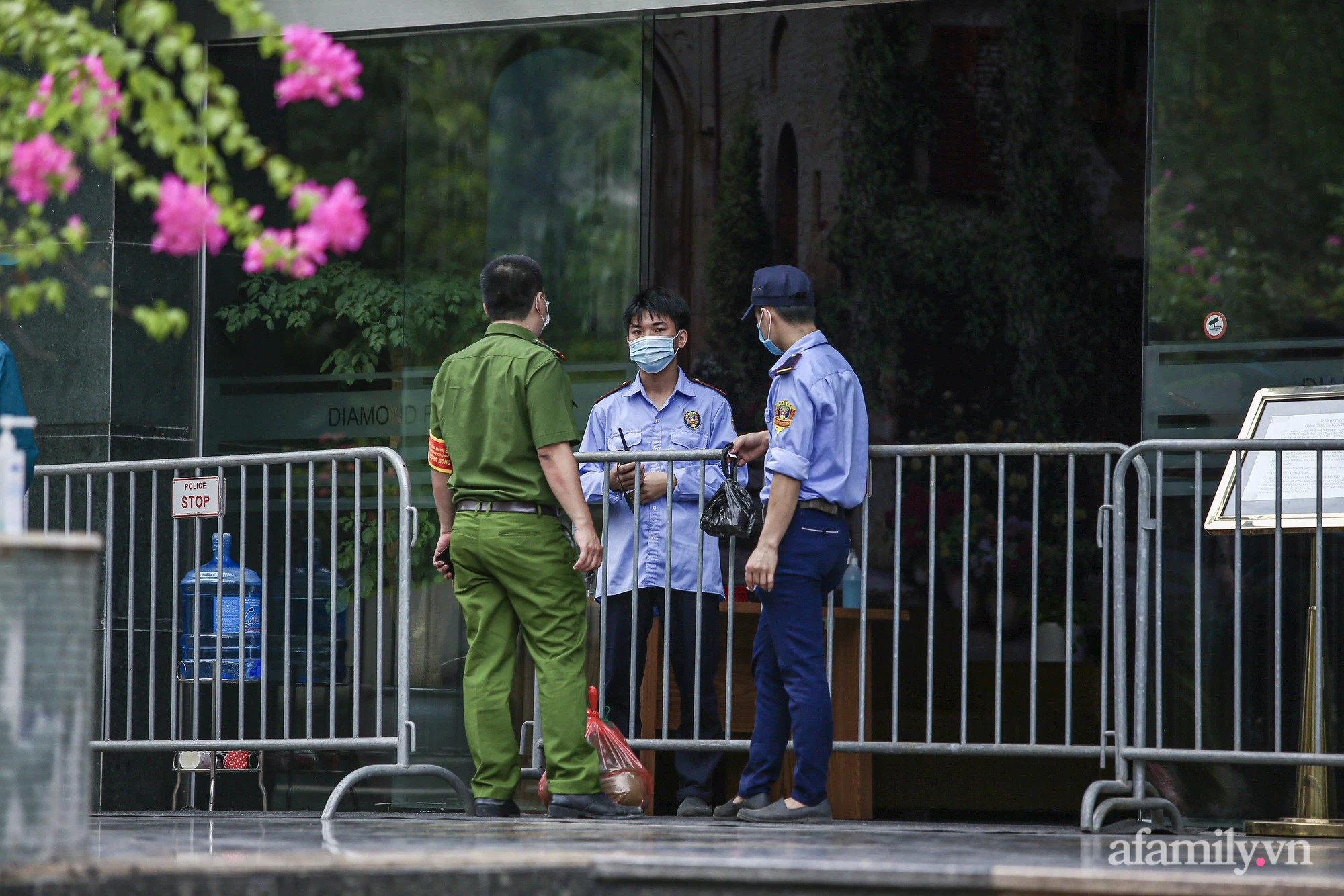 Phong tỏa tạm thời hai tòa chung cư lớn ở Hà Nội vì có ca dương tính SARS-CoV-2 liên quan đến chùm ca bệnh ở chung cư Sunshine - Ảnh 3.