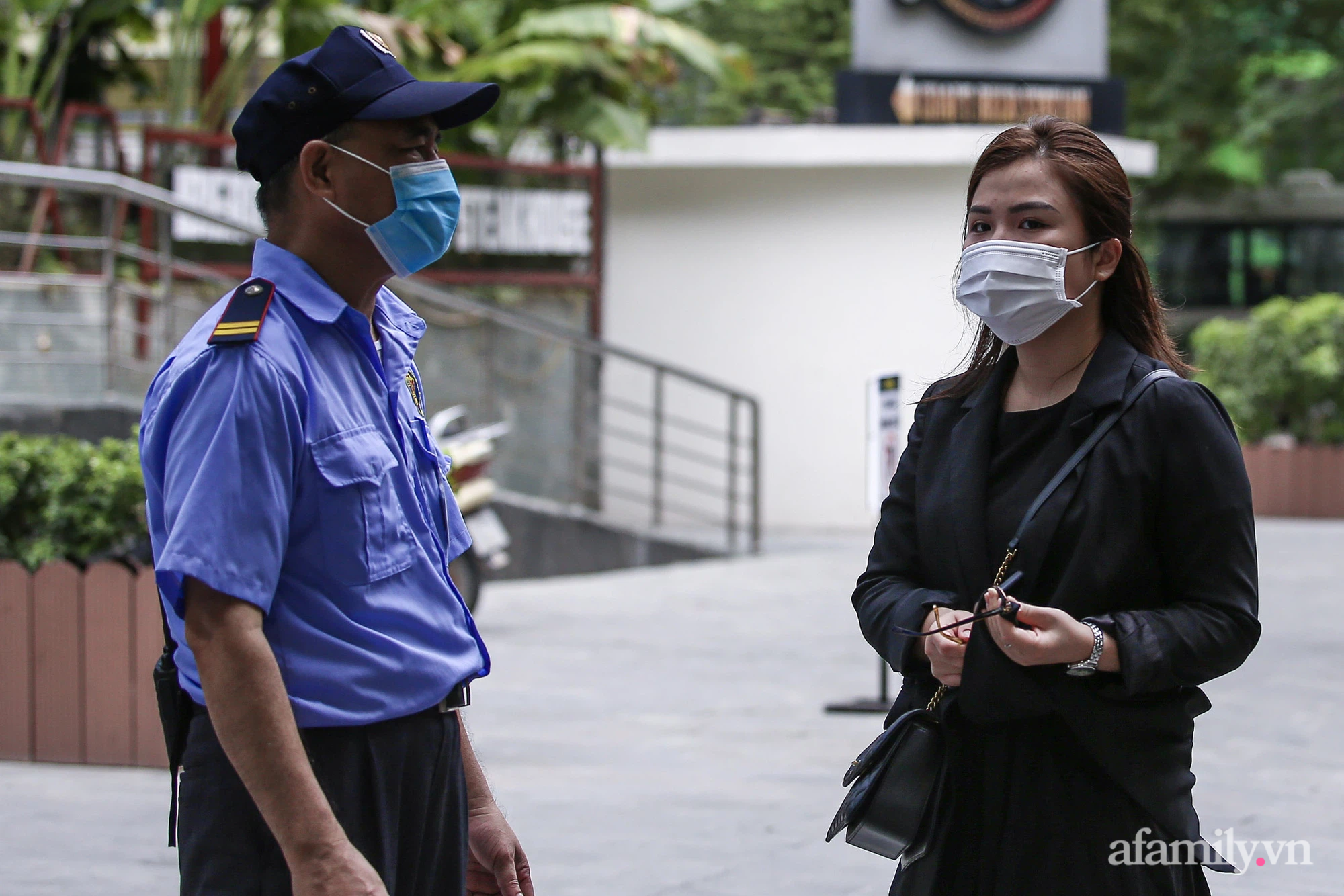Phong tỏa tạm thời hai tòa chung cư lớn ở Hà Nội vì có ca dương tính SARS-CoV-2 liên quan đến chùm ca bệnh ở chung cư Sunshine - Ảnh 10.