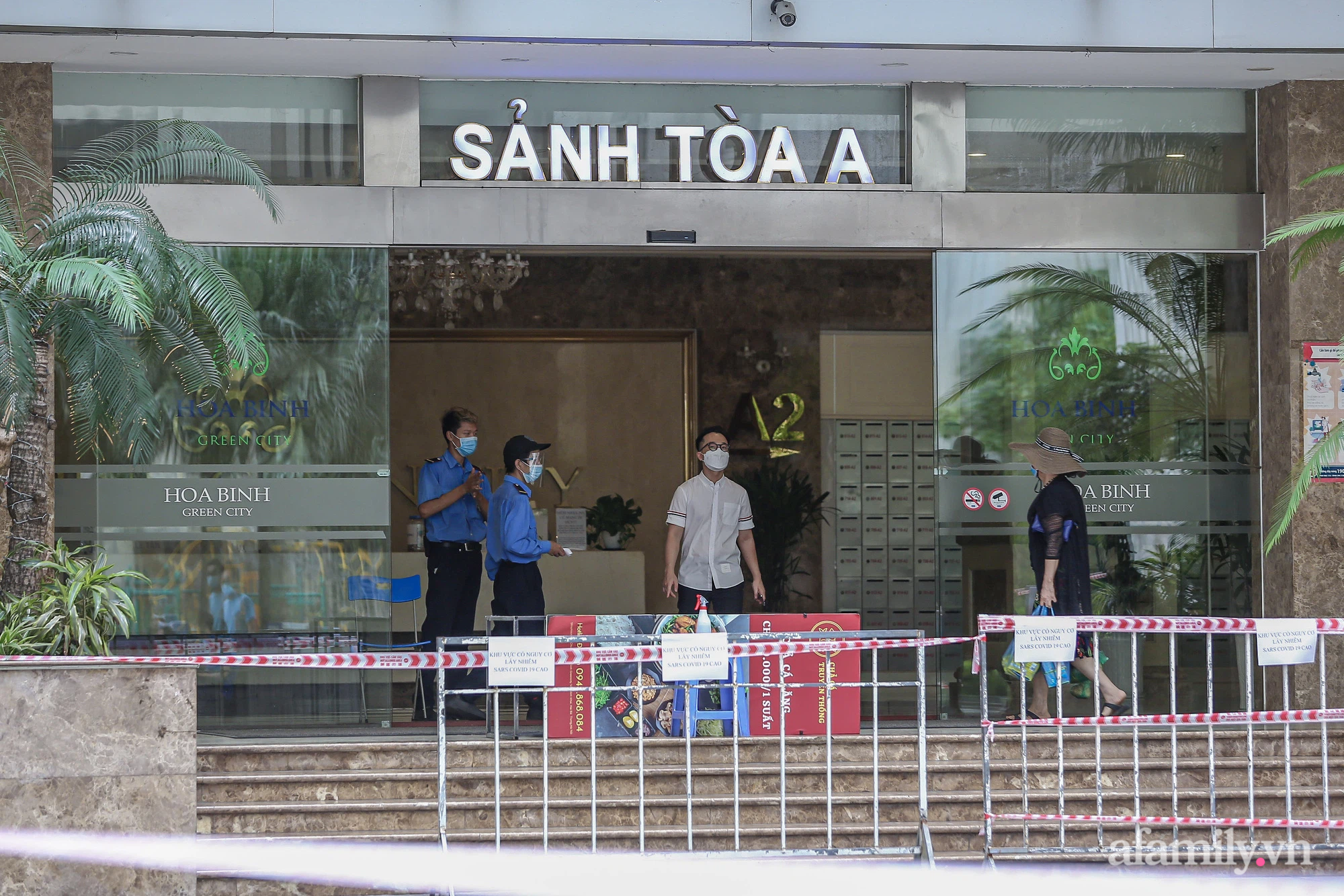 Phong tỏa tạm thời hai tòa chung cư lớn ở Hà Nội vì có ca dương tính SARS-CoV-2 liên quan đến chùm ca bệnh ở chung cư Sunshine - Ảnh 12.