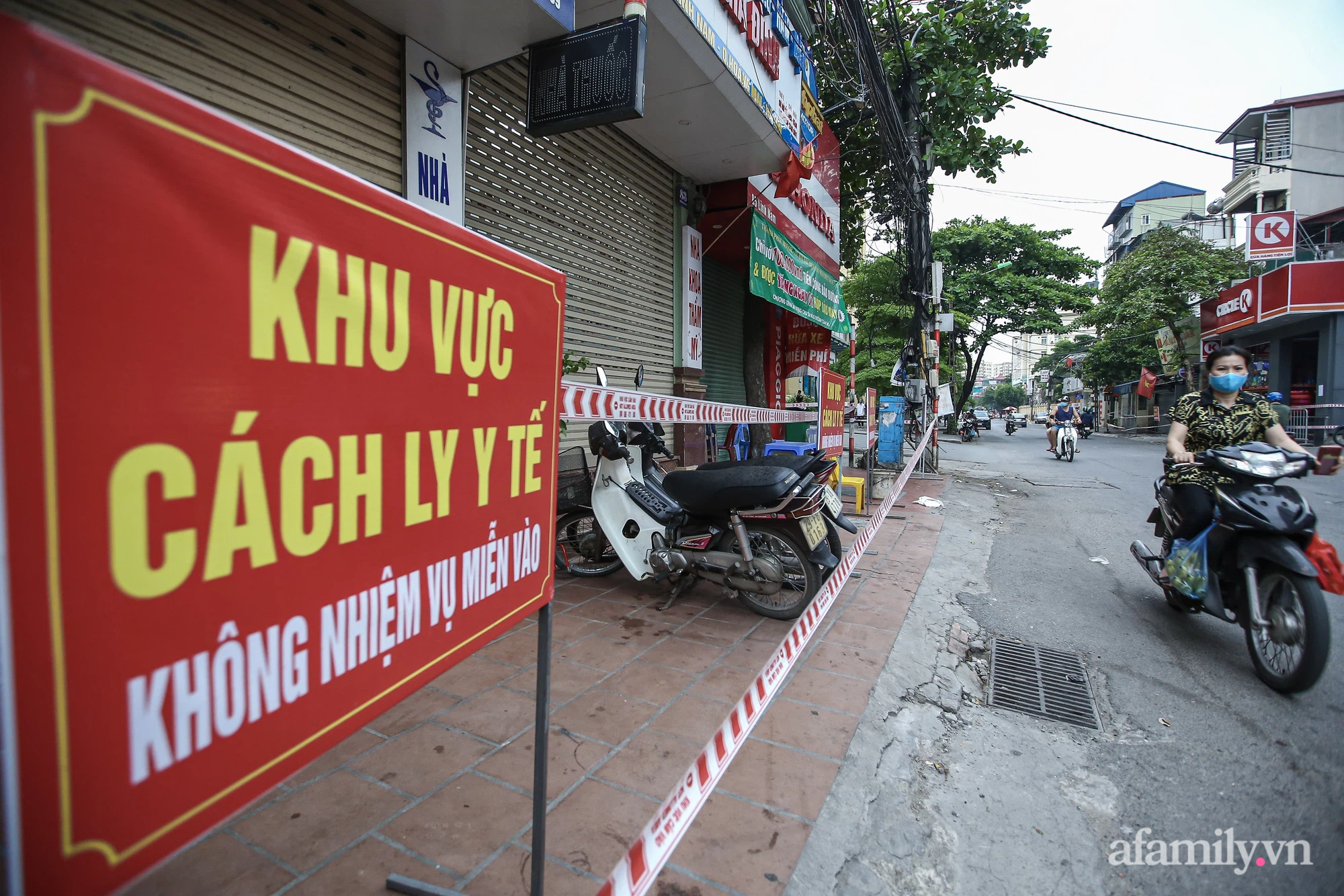 Hà Nội: Phường Mai Động phong tỏa 1 chung cư và nhiều cửa hàng kinh doanh tại đường Lĩnh Nam trong cùng một ngày - Ảnh 3.