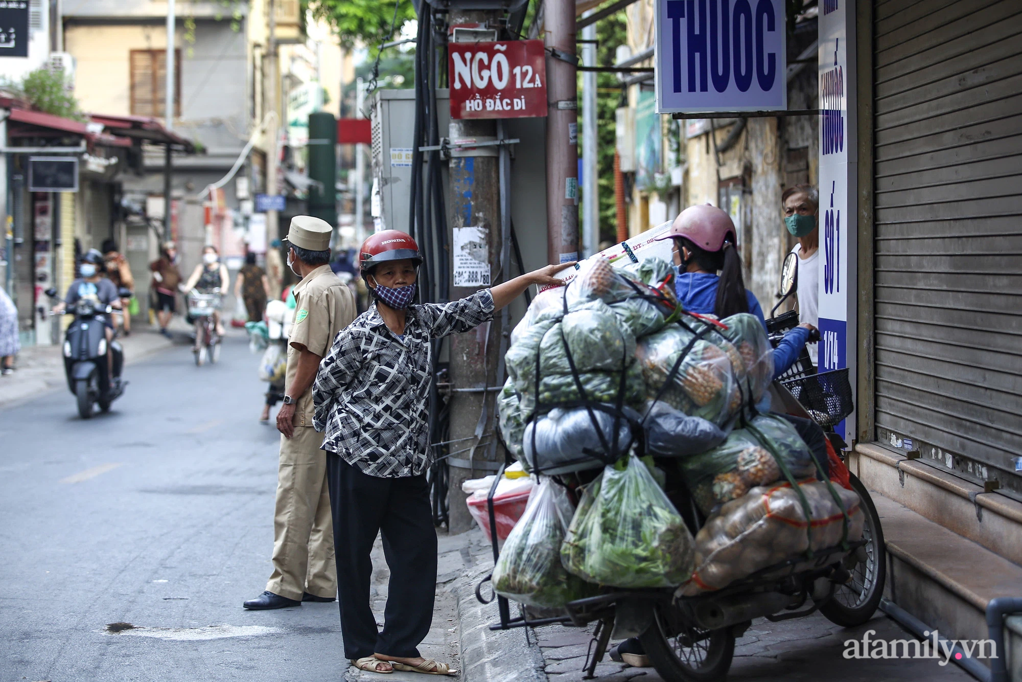 Ngày đầu tiên Hà Nội siết chặt phòng dịch, tiểu thương chợ tạm ngỡ ngàng vì đến chợ phải quay về, có người rưng rưng nước mắt vì đã nhập hàng nhưng giờ không biết đi đâu bán - Ảnh 4.