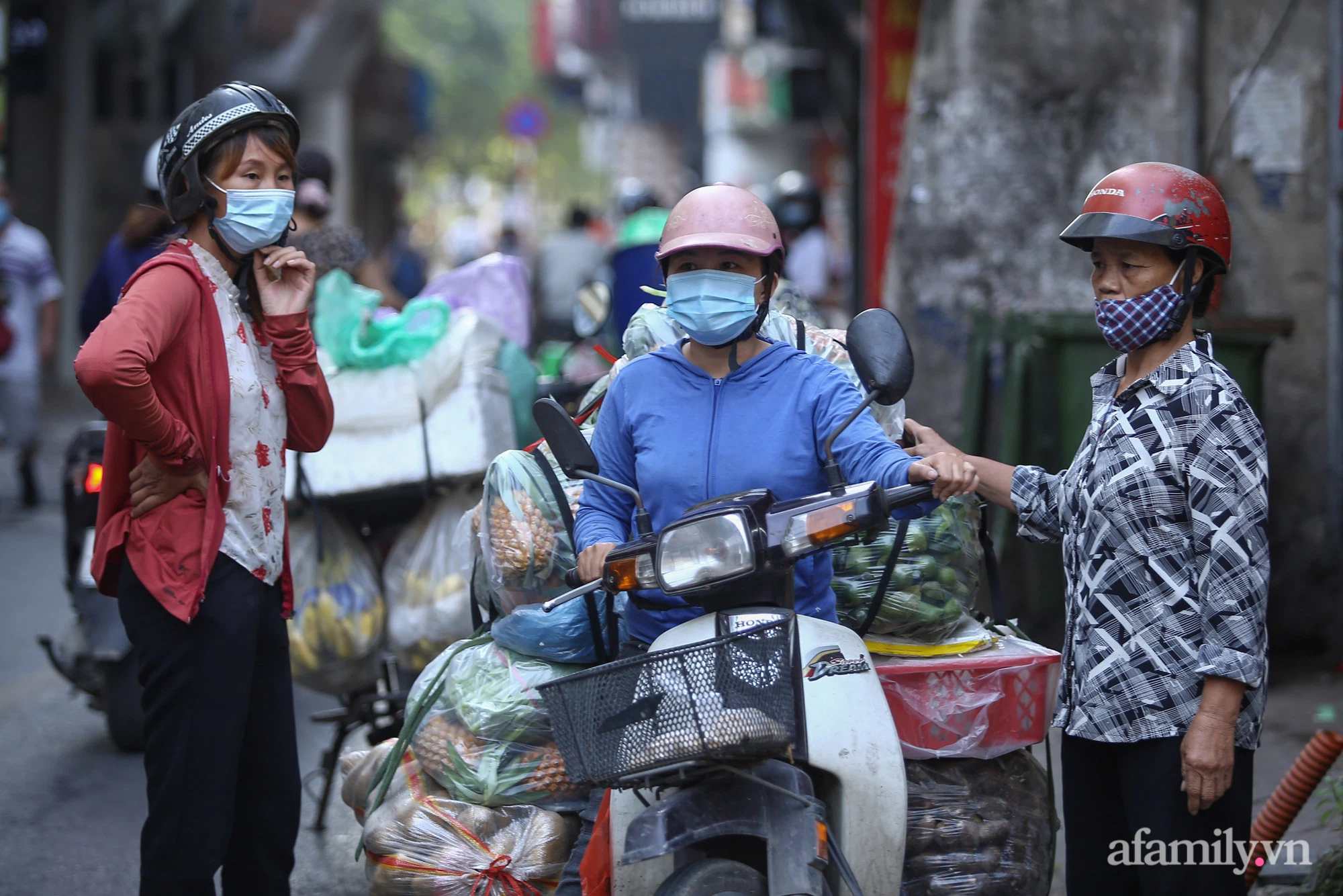 Ngày đầu tiên Hà Nội siết chặt phòng dịch, tiểu thương chợ tạm ngỡ ngàng vì đến chợ phải quay về, có người rưng rưng nước mắt vì đã nhập hàng nhưng giờ không biết đi đâu bán - Ảnh 5.