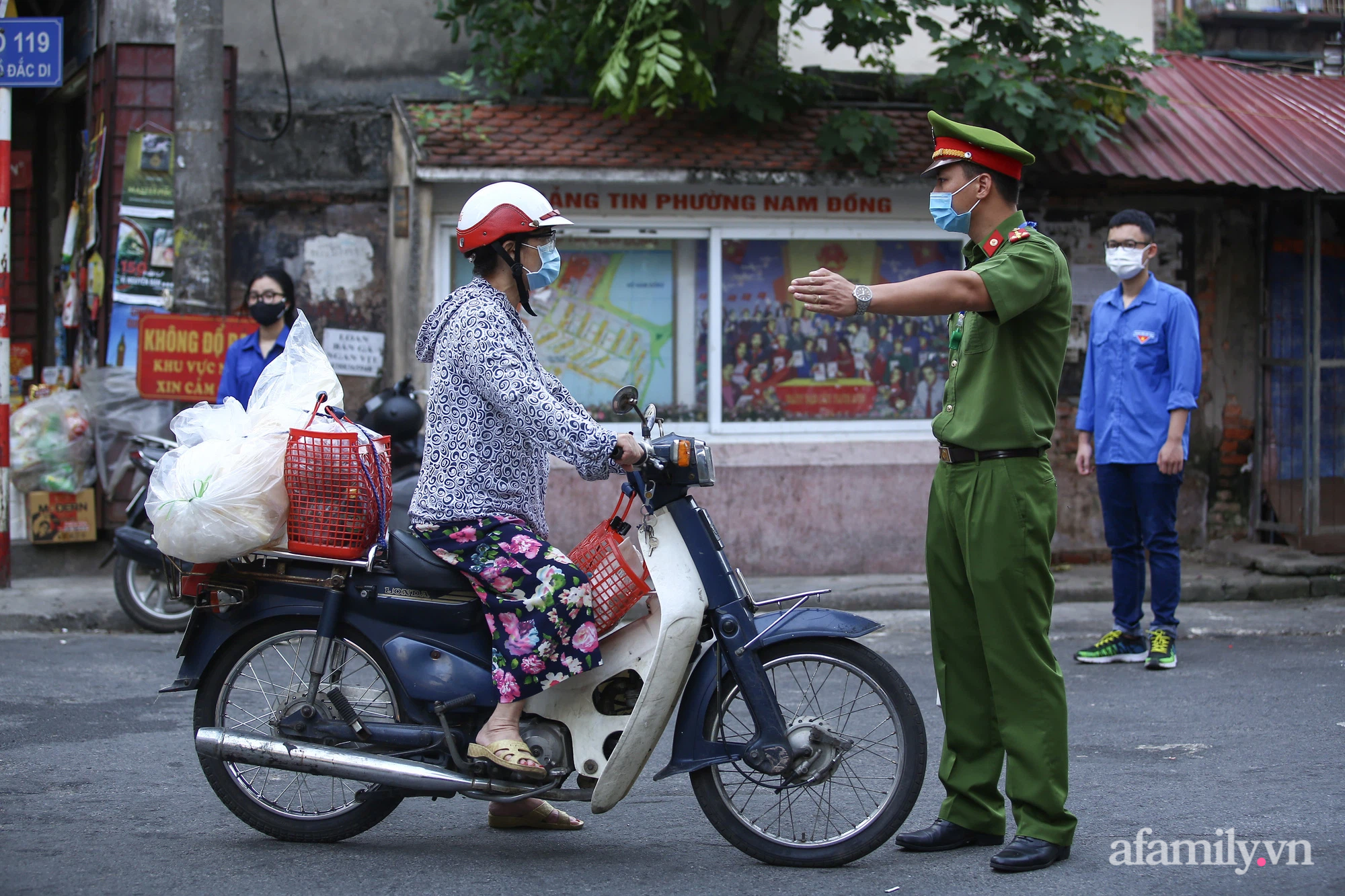 Ngày đầu tiên Hà Nội siết chặt phòng dịch, tiểu thương chợ tạm ngỡ ngàng vì đến chợ phải quay về, có người rưng rưng nước mắt vì đã nhập hàng nhưng giờ không biết đi đâu bán - Ảnh 7.