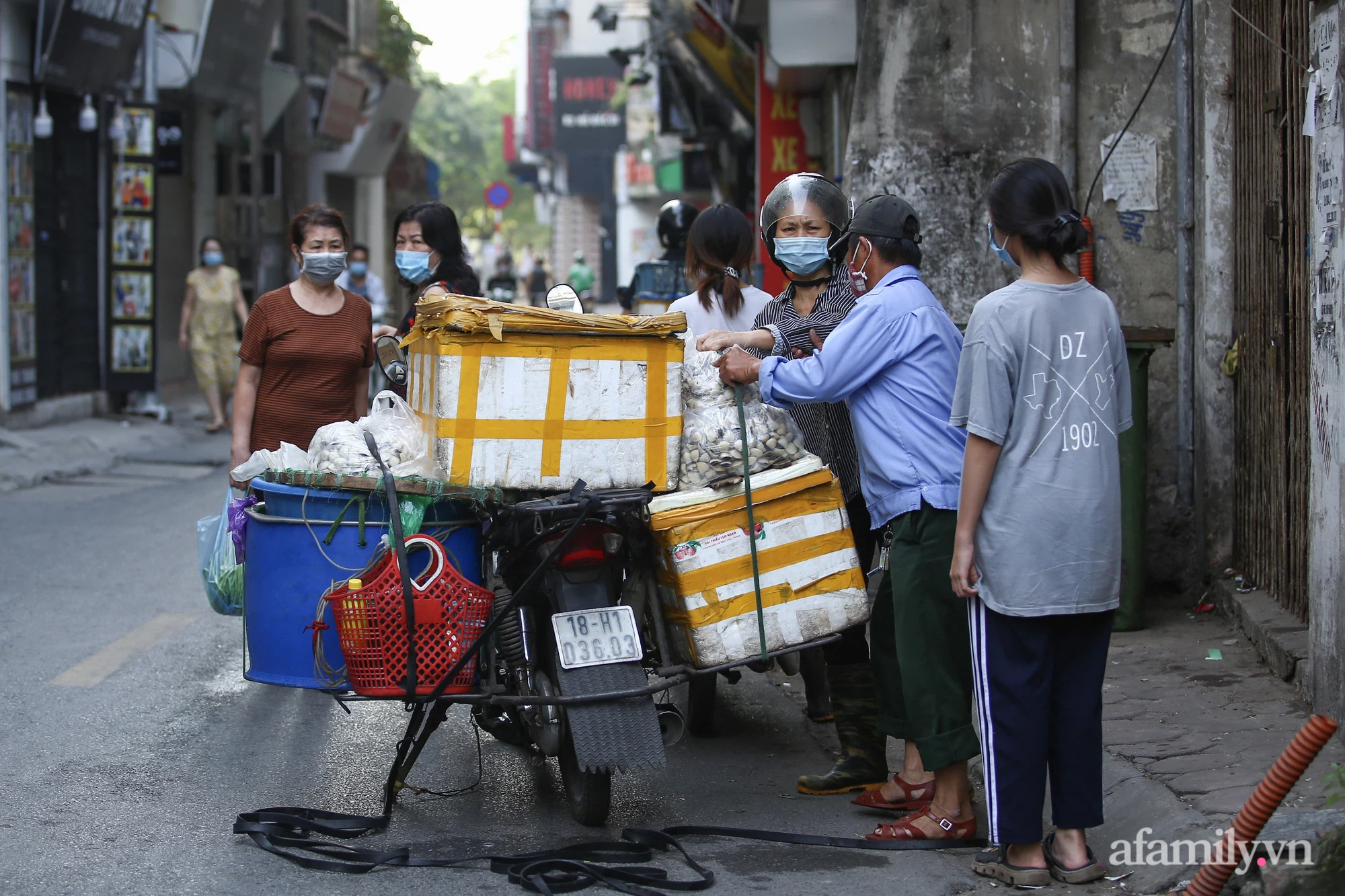 Ngày đầu tiên Hà Nội siết chặt phòng dịch, tiểu thương chợ tạm ngỡ ngàng vì đến chợ phải quay về, có người rưng rưng nước mắt vì đã nhập hàng nhưng giờ không biết đi đâu bán - Ảnh 10.