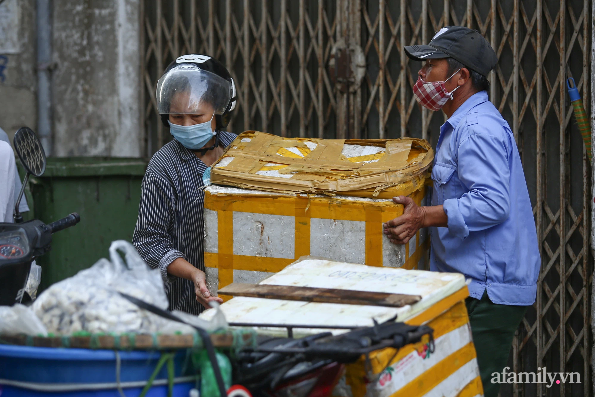 Ngày đầu tiên Hà Nội siết chặt phòng dịch, tiểu thương chợ tạm ngỡ ngàng vì đến chợ phải quay về, có người rưng rưng nước mắt vì đã nhập hàng nhưng giờ không biết đi đâu bán - Ảnh 11.